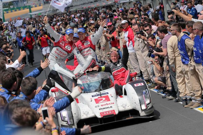 2014年のル・マン24時間レース、ピットロードを逆走してパルクフェルメに向かうアウディ2号車クルー