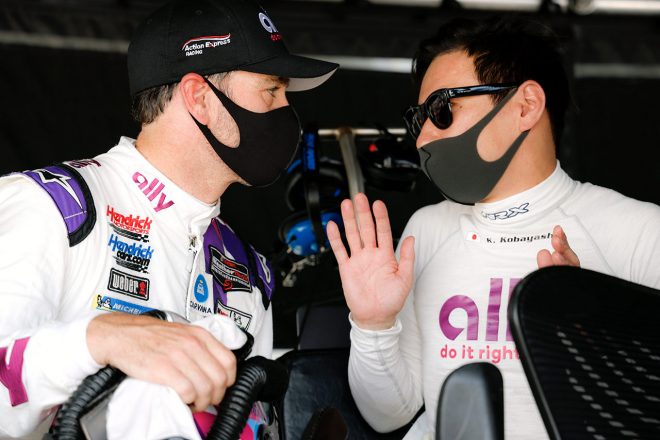 チームメイトと言葉を交わす小林可夢偉