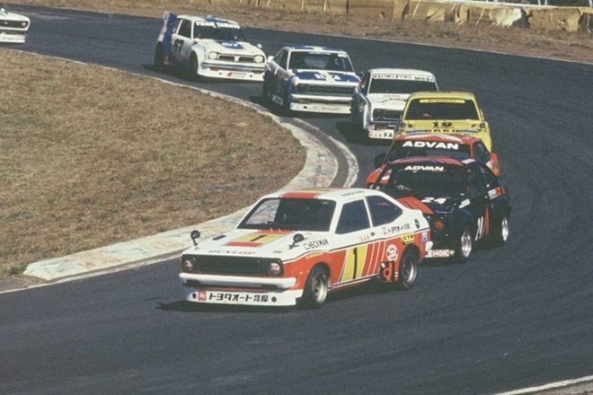1979年宿敵スターレットの背後につけるつちやサニー。アドバン・スターレットの真後ろ3番手の赤いクルマ