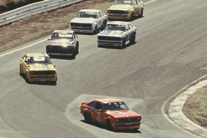 土屋氏が着目したのはヘアピンでのコーナーリング姿勢