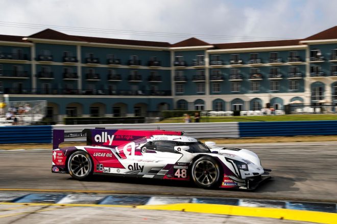 予選セッション最終盤にクラッシュを喫したアリー・キャデラック・レーシングの48号車キャデラックDPi-V.R