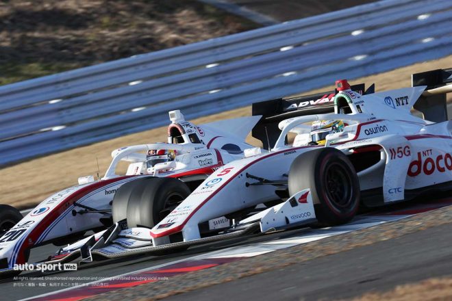 2020年スーパーフォーミュラ第7戦富士　山本尚貴（DOCOMO TEAM DANDELION とRACING）平川亮（ITOCHU ENEX TEAM IMPUL）のバトル