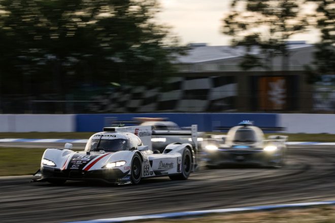 55号車マツダRT24-Pはレーススタートから4時間目、7時間目、8時間目をトップで通過した。