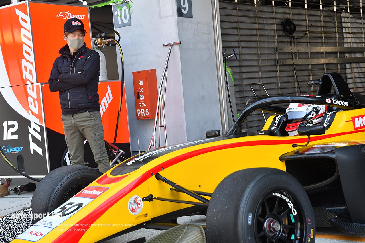 名取鉄平（B-MAX RACING TEAM）と高星明誠総監督
