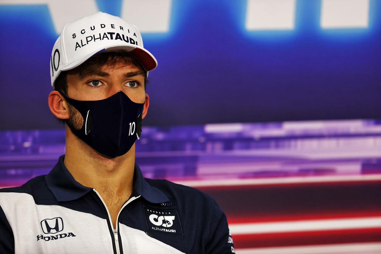 2021年F1プレシーズンテストでの記者会見に出席したピエール・ガスリー（アルファタウリ・ホンダ）