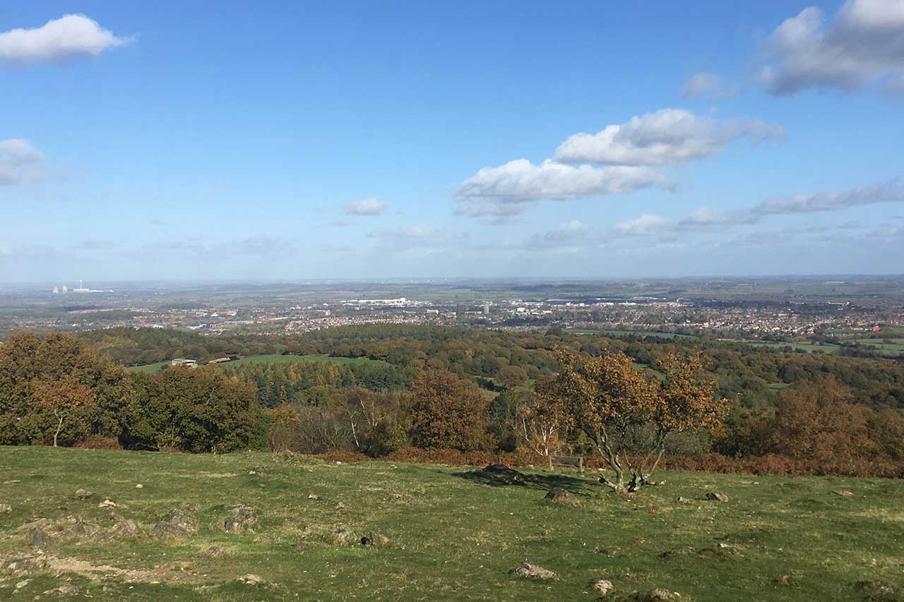 数年前にラフバラの町を一望できる近くの丘に登った際の写真。下に見えているのがラフバラの町ですが、田舎なのが伝わると思います