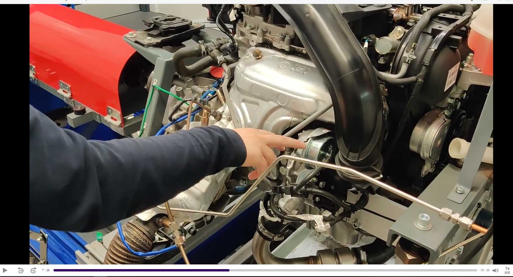 大学のエンジンテスト施設からのリモート授業の様子。ちなみにこのときのテストエンジンはフォード社製のエコブースト1.6リッター直噴ターボエンジン