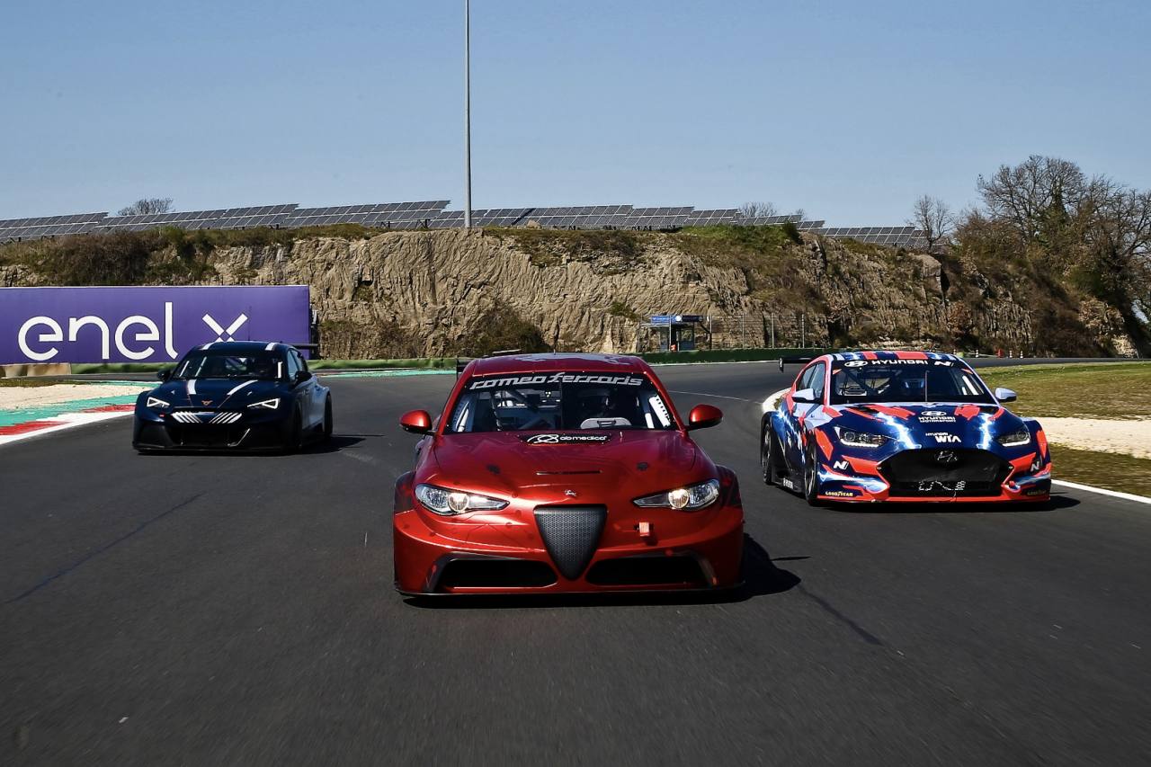 ついに公式テストでのシェイクダウンを果たしたアルファロメオ・ジュリアETCR