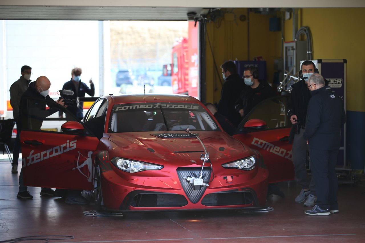 テスト開始前日の日曜にETCRキットの統合作業を完了させたアルファロメオ・ジュリアETCRは、翌日から走行を開始した