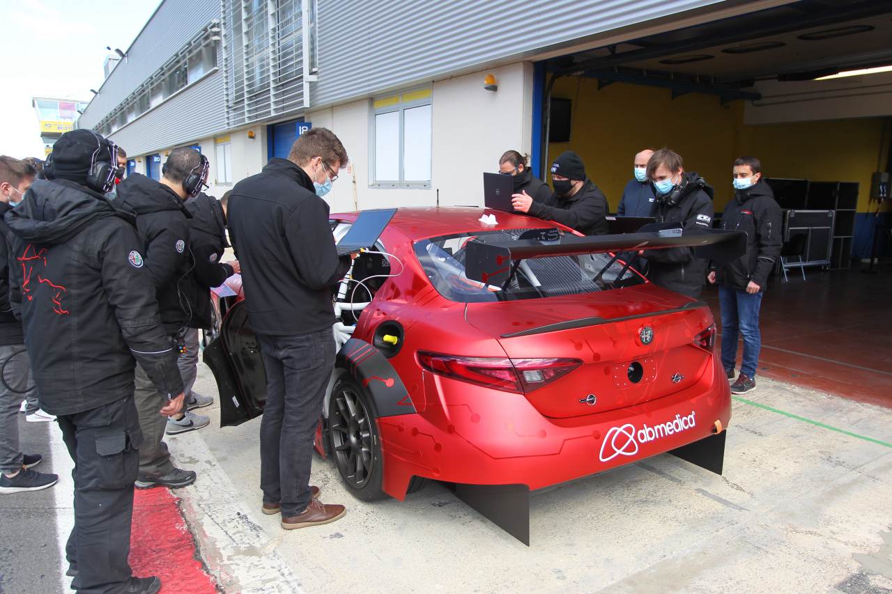 チームのテクニカルディレクターであるマリオ・フェラーリの手で初走行。初日から順調に周回を重ねた