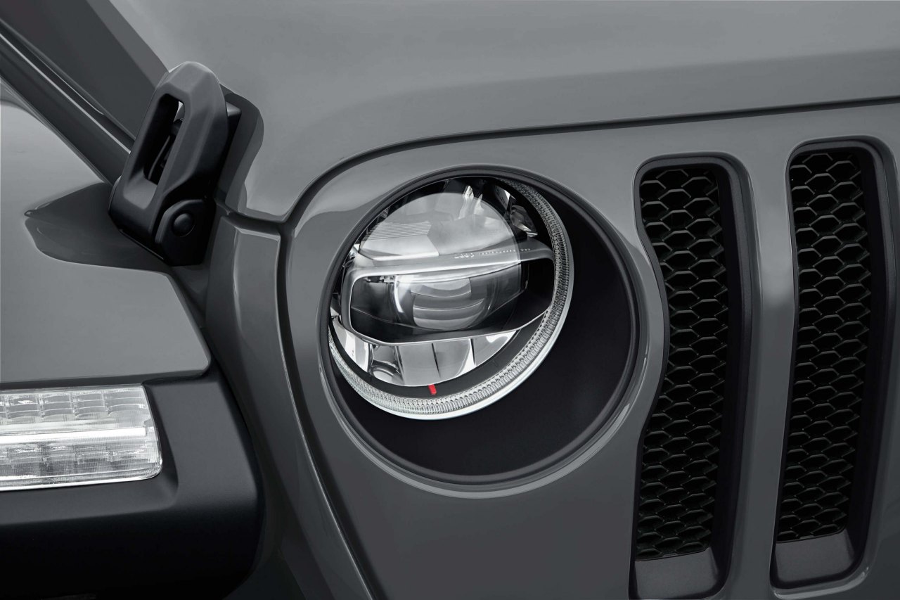 最新の改良で追加された、LEDヘッドライト、LEDフォグランプ（フロント）も装備