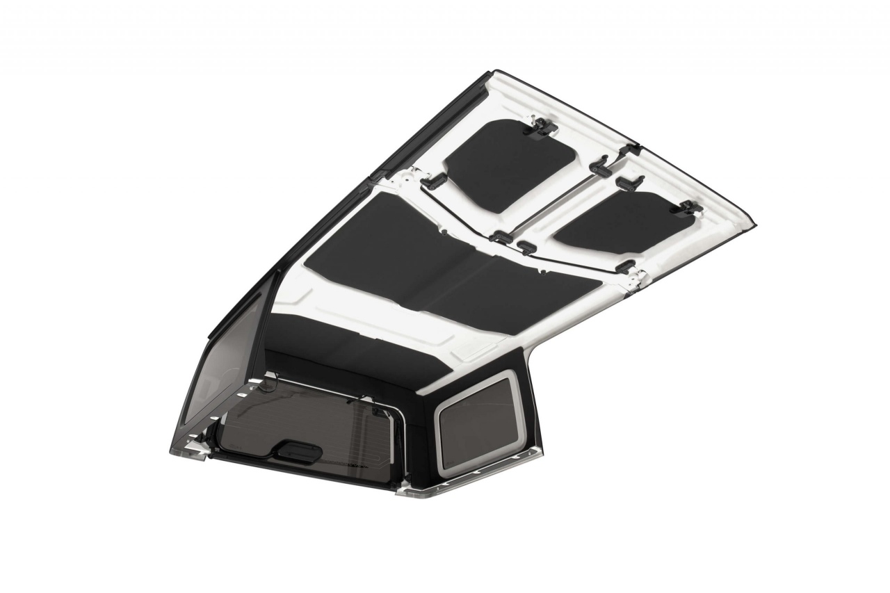 Mopar製ハードトップヘッドライナーの採用により質感が高められ、夏には断熱効果を、冬には保温効果を発揮