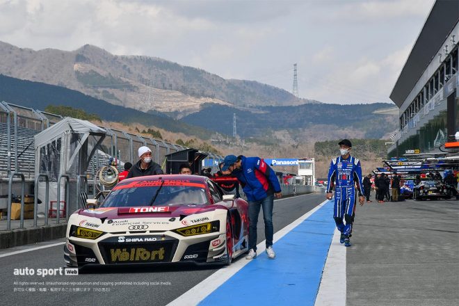 Hitotsuyama Audi R8 LMSのコクピットをのぞきこむ井口卓人