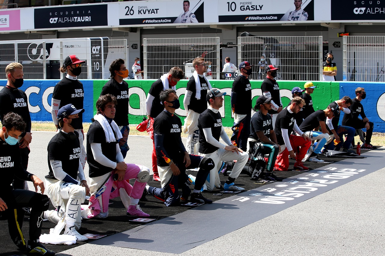 決勝前に『End Racism』のメッセージを発信するF1ドライバーたち