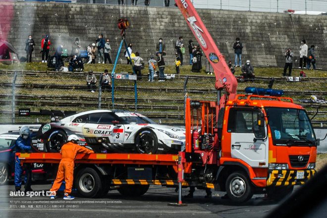 アドバンコーナーでアクシデントに見舞われたCRAFTSPORTS MOTUL GT-R