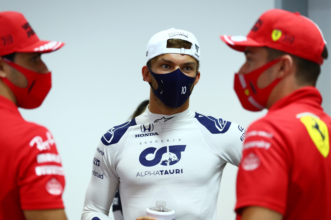 2021年F1第1戦バーレーンGP　ピエール・ガスリー（アルファタウリ・ホンダ）とシャルル・ルクレール、カルロス・サインツJr.（フェラーリ）