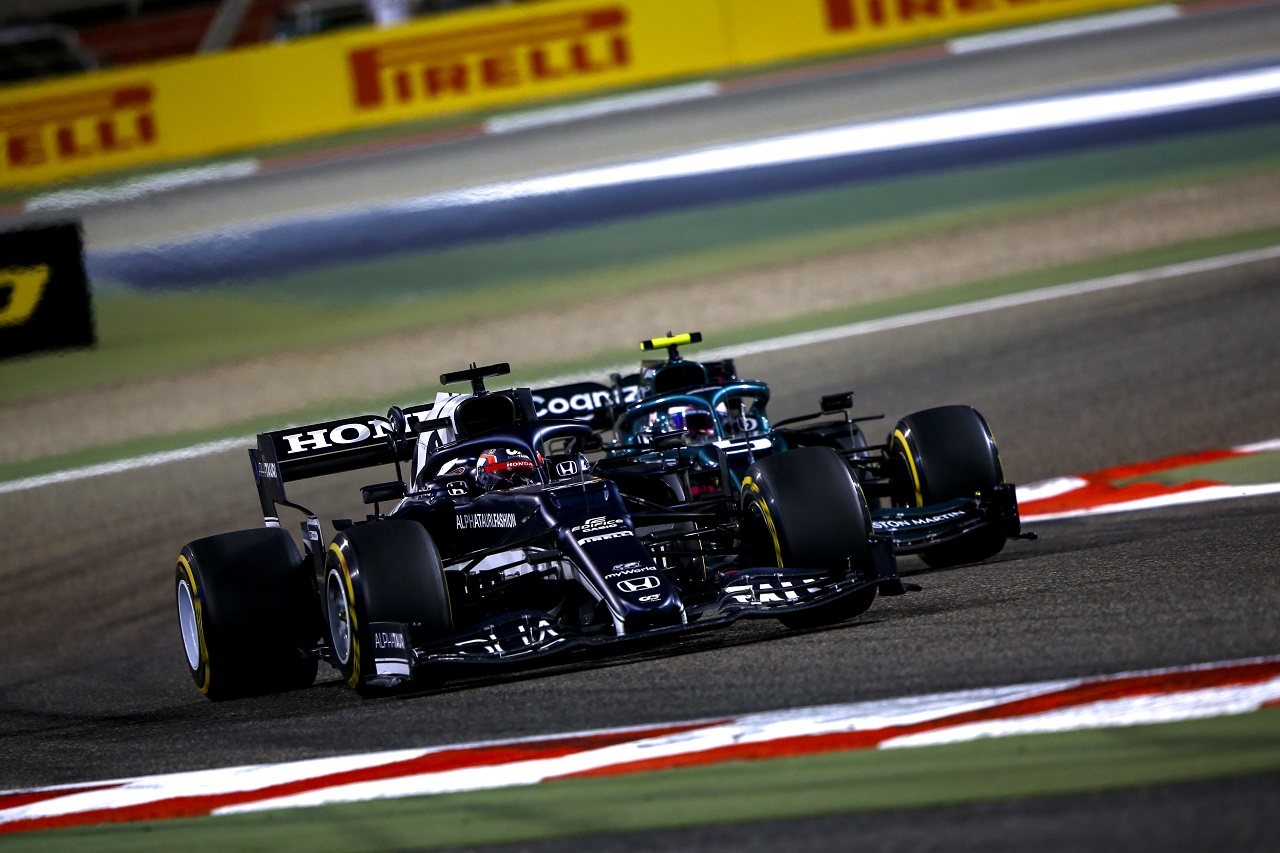 2021年F1第1戦バーレーンGP　角田裕毅（アルファタウリ・ホンダ）とセバスチャン・ベッテル（アストンマーティン）