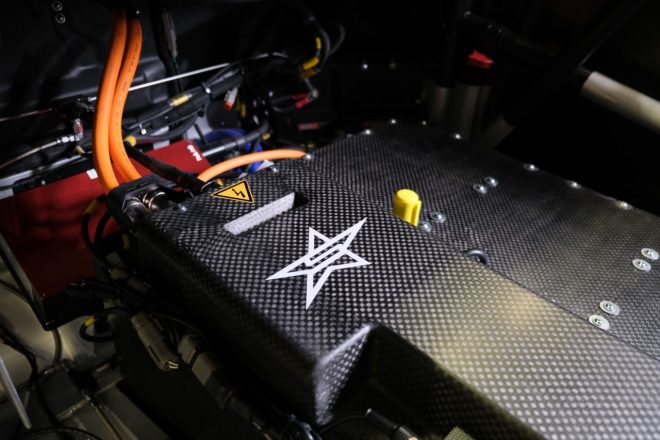 そのRX1eはすでに電動ラリークロス・シリーズとして先行する『ProjectE（ プロジェクトE）』のシステムを供給するSTARD製パワートレインを基本とする計画だ