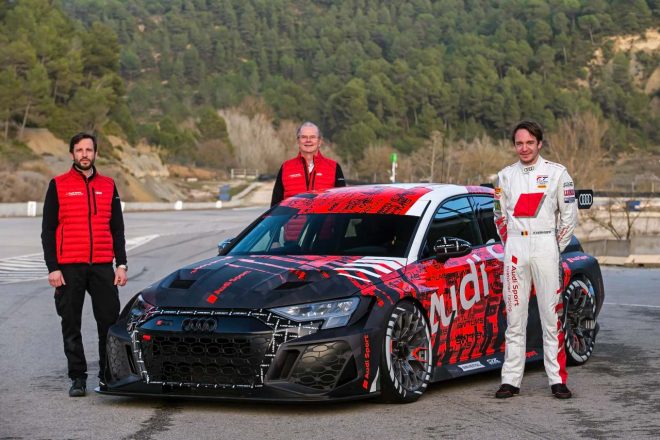 WTCR世界ツーリングカー選手権でレギュラーを務め、新型モデル開発の重責も担うフレデリック・バービッシュ(右)