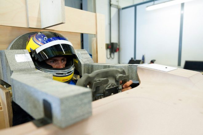 プジョーのファクトリーを訪れたグスタボ・メネゼス