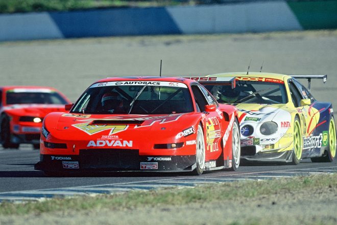 シルビアに対するのは、連覇を狙うモモコルセ・アペックスMR2。マシンを手がけるのは武士の父、土屋春雄つちやエンジニアリング代表だ。ウエッズスポーツセリカが背後に迫る。