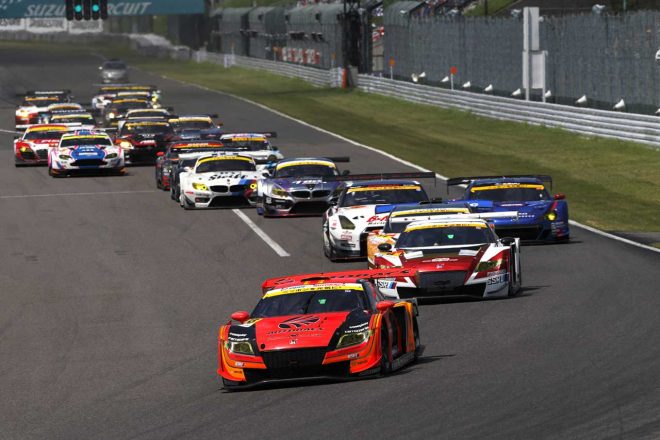 スタートはARTA CR-Zの小林崇志がリード。後続に16秒ものマージンを稼ぐことに成功する