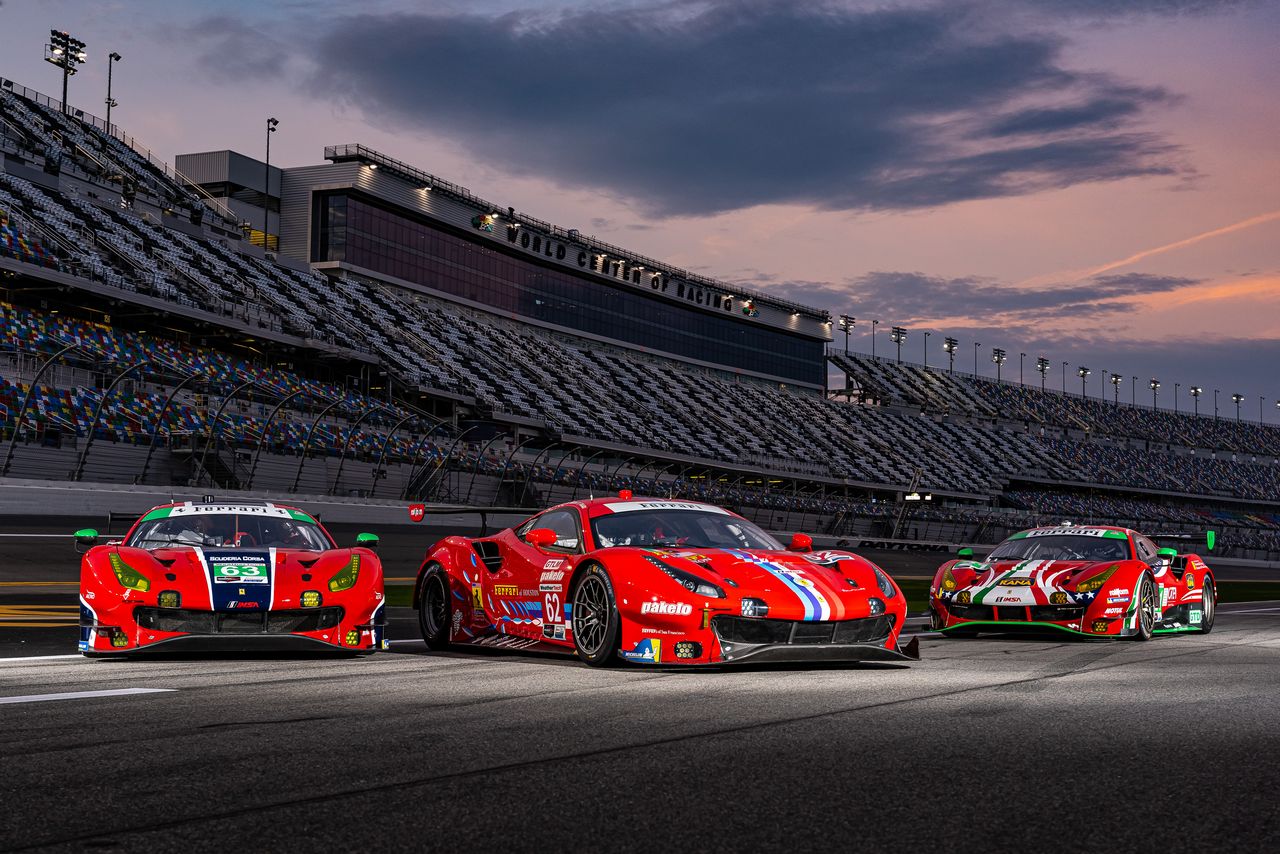 2021年のデイトナ24時間レースに参戦したフェラーリ488 GTE Evo（中央）とフェラーリ488 GT3 Evo（両端）