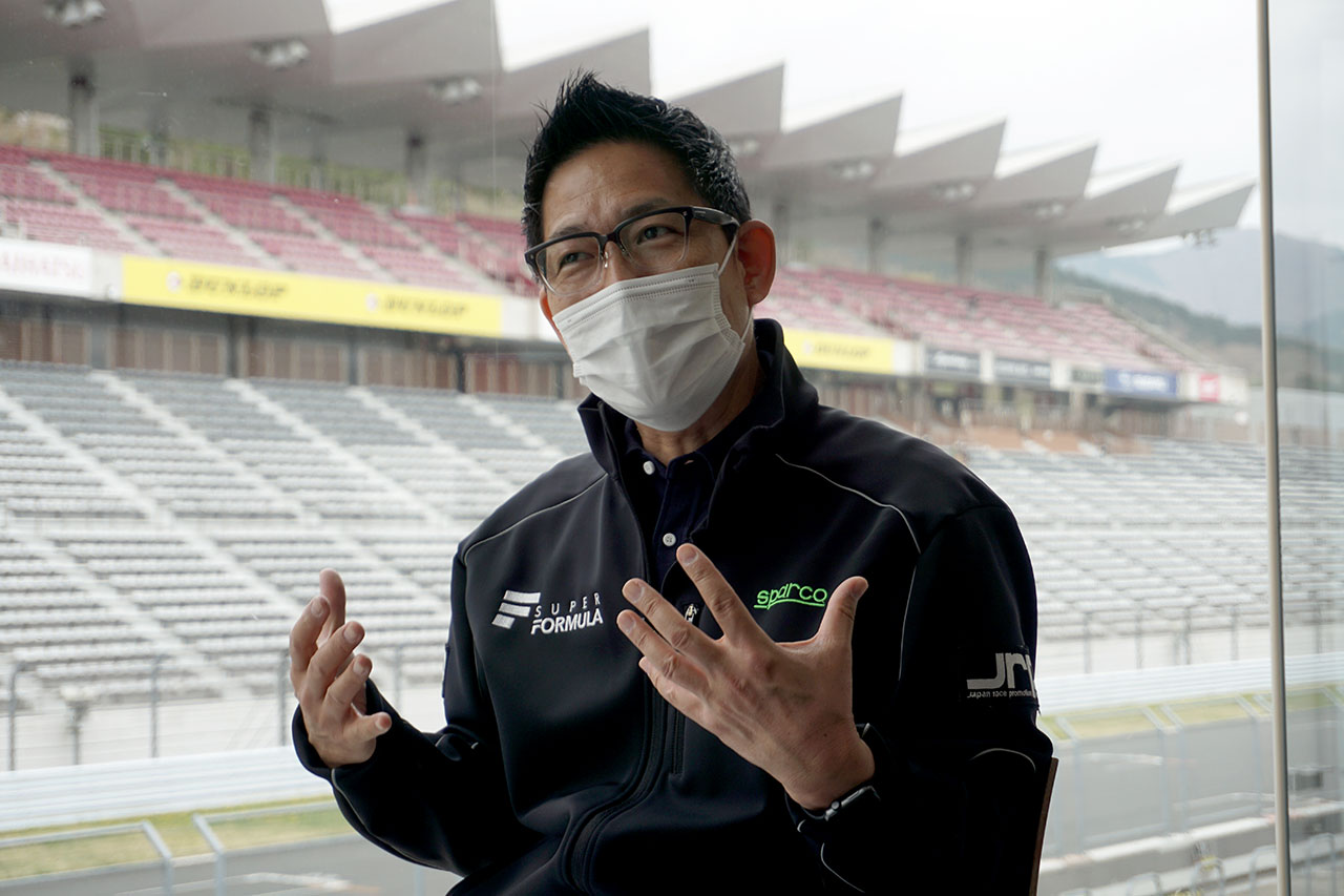 今季J SPORTSのスーパーフォーミュラ実況と場内実況を兼任するピエール北川さん