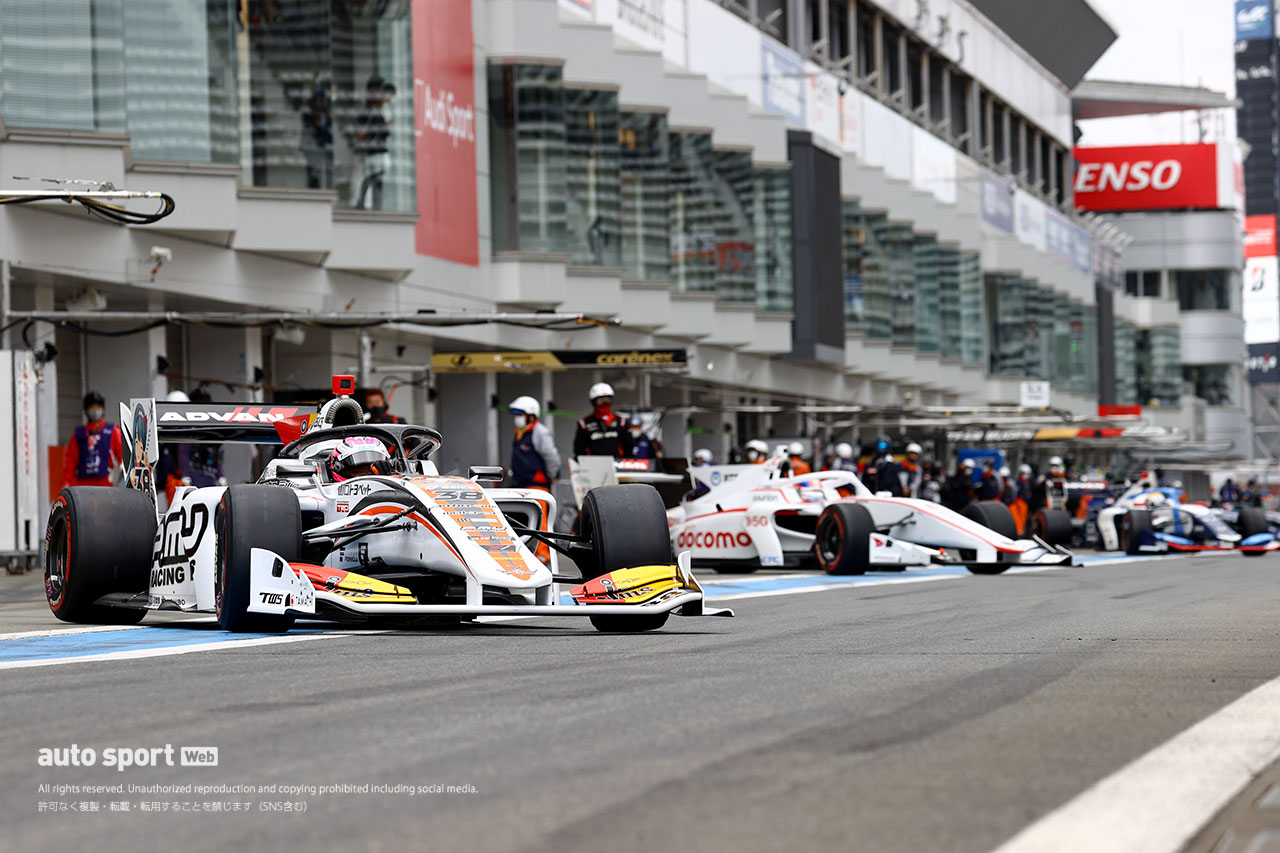 2021年スーパーフォーミュラ第1戦富士　土曜フリー走行でピットアウトするマシンたち