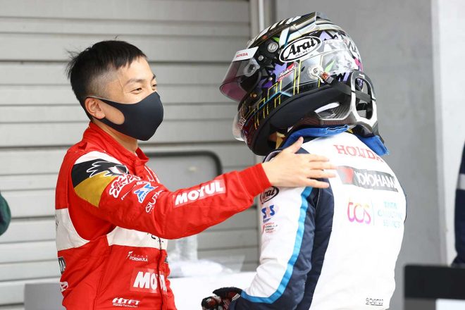 パルクフェルメで会話する野尻智紀（TEAM MUGEN）と大湯都史樹（TCS NAKAJIMA RACING）