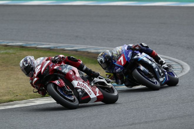 レース序盤にトップ争いをする清成龍一と中須賀克行／2021年全日本ロード第1戦もてぎ JSB1000 レース1