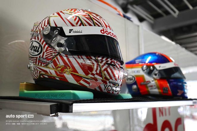 DOCOMO TEAM DANDELION RACINGのピットには、笹原右京のヘルメットと一緒に牧野任祐のヘルメットも置かれている