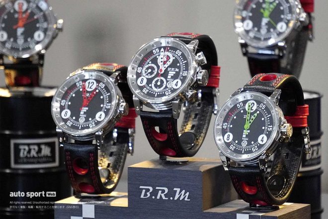 中央のモデルが『B.R.MシリーズチャンピオンAWARD』で授与される世界で唯一のB.R.M特製記念クロノグラフ時計
