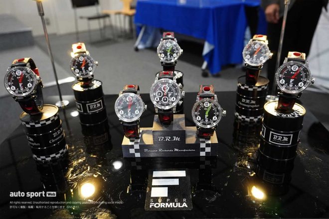 『B.R.MシリーズチャンピオンAWARD』と『B.R.MポールポジションAWARD』で授与される特製記念クロノグラフ時計