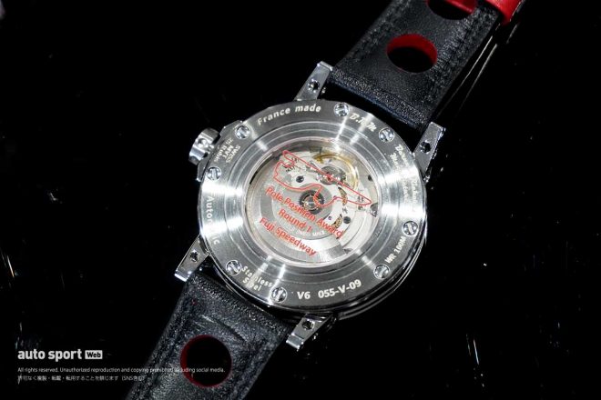 富士スピードウェイのコース図が裏にデザインされた第1戦富士の『B.R.MポールポジションAWARD』特別記念クロノグラフ時計