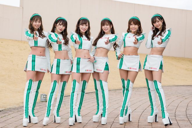 チームのレースクイーンと共にスーパー耐久のイメージガールも務めるD'stationフレッシュエンジェルズ