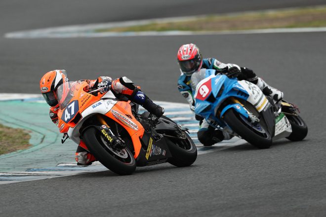 1周目に2番手を走行した豊島怜（speedHeartDOGFIGHTRACINGYAMAHA）、3番手の山口辰也（Team T2y）／2021年全日本ロード第1戦もてぎ ST1000