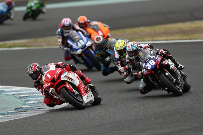 最後尾から追い上げる高橋裕紀（日本郵便HondaDream TP）／2021年全日本ロード第1戦もてぎ ST1000