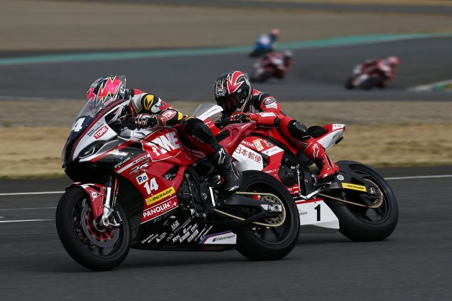 レインタイヤの渥美心をかわしトップに立つ瞬間の高橋裕紀／2021年全日本ロード第1戦もてぎ ST1000