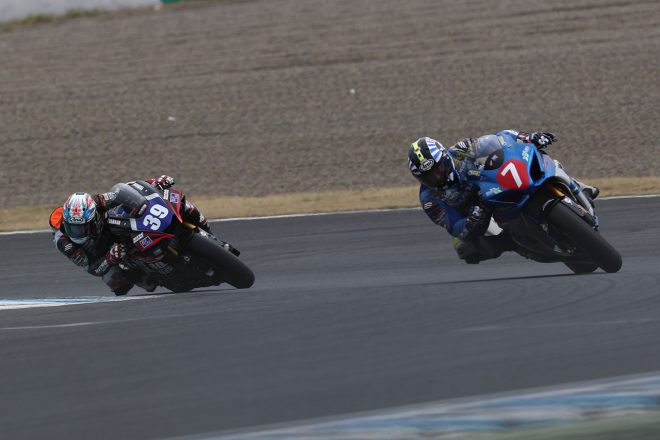 3位争いをする津田拓也（WestPower SUZUKI）、岡本裕生（bLUcRUﾆﾄﾛﾚｰｼﾝｸﾞ51YAMAHA）／2021年全日本ロード第1戦もてぎ ST1000