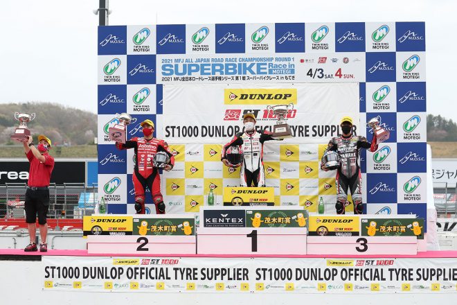 表彰台に上る1位の高橋裕紀、2位の渡辺一馬、3位の岡本裕生／2021年全日本ロード第1戦もてぎ ST1000