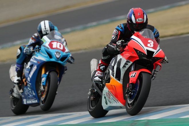 3位争いを演じる濱原颯道（Honda Dream RT 桜井ホンダ）、加賀山就臣（Team KAGAYAMA）／2021年全日本ロード第1戦もてぎ JSB1000 レース2