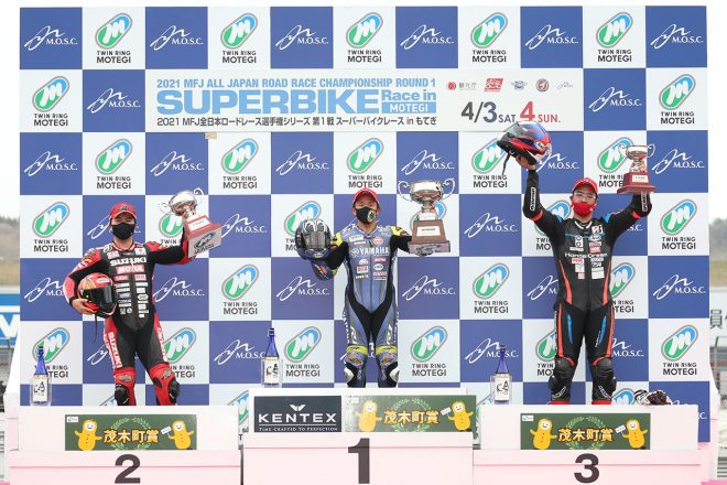 表彰台に上る1位の中須賀克行、2位の渡辺一樹、3位の濱原颯道／2021年全日本ロード第1戦もてぎ JSB1000 レース2