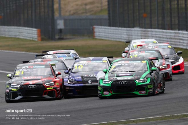 TGRコーナーアウト側からオーバーテイクを試みる井上恵一（アウディRS3 LMS TCR）