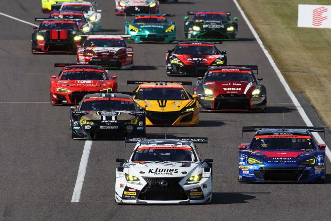 FIA-GT3、GT300、マザーシャシー（GT300MC）という異なる規定のクルマで争われるGT300クラス