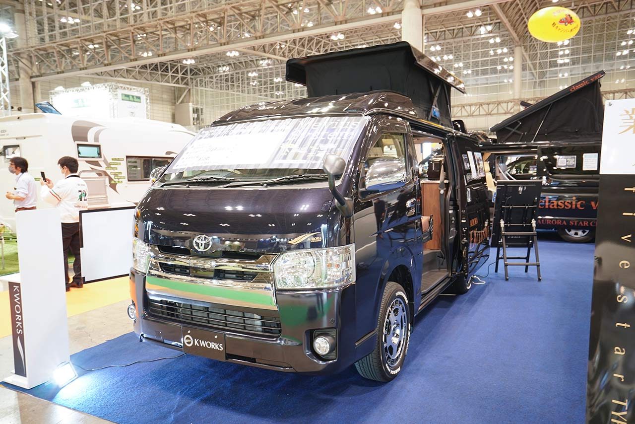 シンプルなライフスタイルを志向するトランスポーター系から 徹底的に贅を凝らして造られたラグジュアリーモデル系まで 各ショップの自慢モデルがズラリと揃う 初日から多くの来場者が集まるなど 例年同様に活気溢れるイベントだった 市販車情報 電化製品の