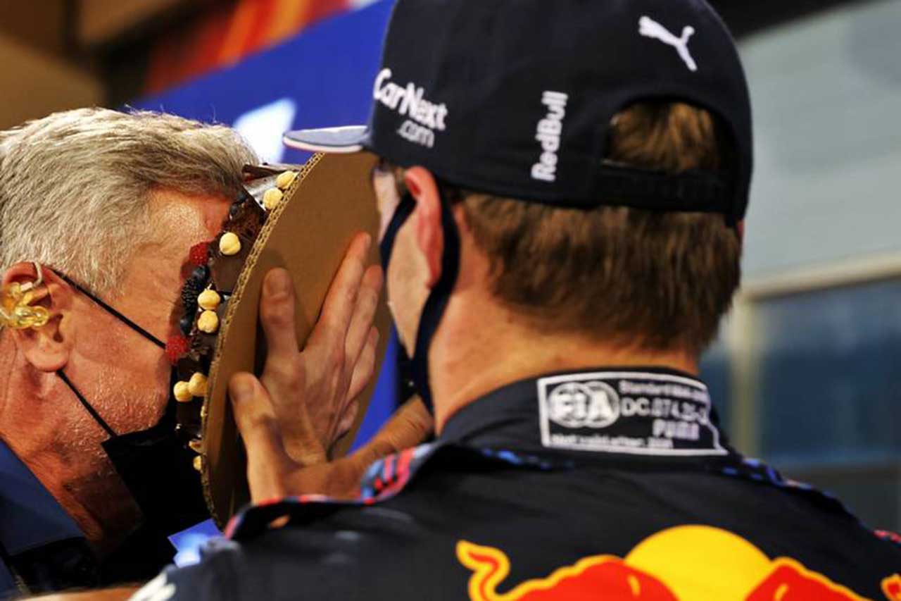 フェルスタッペンさんにケーキを押し付けられたクルサードさん