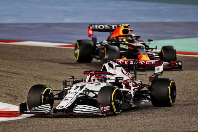 マシンのかっこよさなら負けていないアルファロメオさん