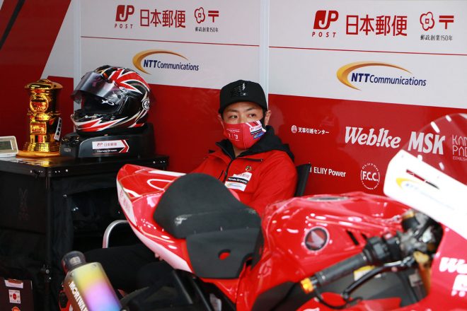 決勝約2時間前に不安をのぞかせる高橋裕紀（日本郵便HondaDream TP）／2021年全日本ロード第1戦もてぎ ST1000