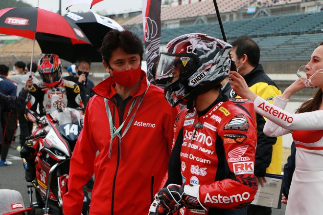 伊藤真一と話す渡辺一馬（Astemo Honda Dream SI Racing）／2021年全日本ロード第1戦もてぎ ST1000
